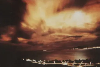 Az űrbéli atomtűzijáték, amelyet az emberek hawaii bombapartikról csodáltak