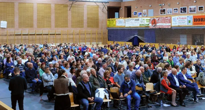 Több mint ötszázan vettek részt a győrszentiváni fórumon – Fotó: Cséfalvay Attila / Telex