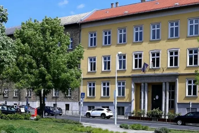 Kiesett egy tanuló a budapesti Kosztolányi Dezső Gimnázium második emeleti ablakából