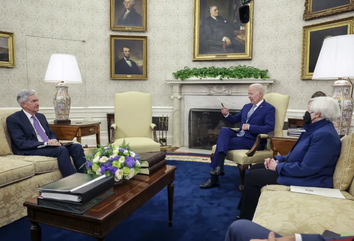 Joe Biden amerikai elnök találkozója Jerome Powell jegybankelnökkel és Janet Yellen pénzügyminiszterrel a Fehér Ház ovális irodájában 2022. május 31-én Washingtonban, ahol a rekordmagas infláció leküzdésére kidolgozott kormányzati terveket vitatták meg – Fotó: Kevin Dietsch / Getty Images