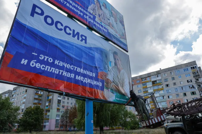 Oroszpárti propagandaplakátok az önhatalmúlag kikiáltott Luhanszki Népköztársaságban, az alsón ez a szöveg áll: "Oroszországban az egészségügyi ellátás magas színvonalú és ingyenes" – Fotó: Alexander Ermochenko