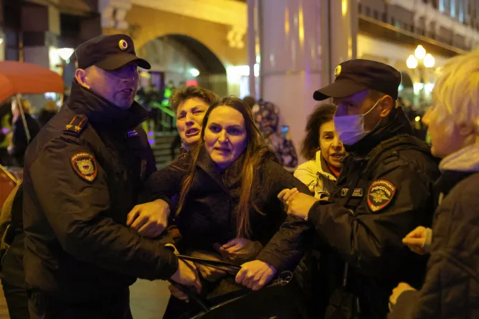 Orosz rendőrök tüntetőket vesznek őrizetbe Moszkvában egy nem engedélyezett tüntetésen, miután az ellenzéki aktivisták utcai tiltakozásra szólítottak fel a tartalékosok mozgósítása ellen – Fotó: Reuters / Reuters Photographer