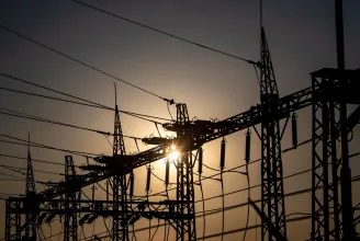 Az energiahálózatok működtetésének költségei miatt nő a rendszerhasználati díj a rezsiszámlákon