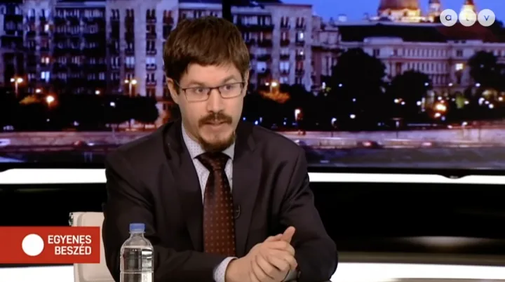 Zeöld Zsombor interjút ad az ATV-nek – Forrás: ATV