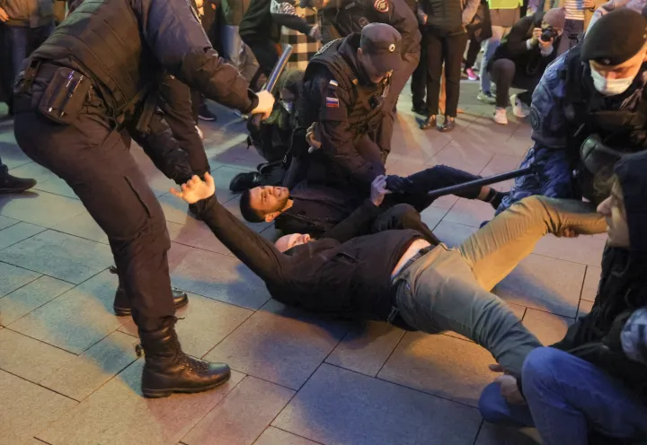 Orosz rendőrök tüntetőket vesznek őrizetbe Moszkvában egy nem engedélyezett tüntetésen, miután az ellenzéki aktivisták utcai tiltakozásra szólítottak fel a tartalékosok mozgósítása ellen – Fotó: Reuters / Reuters Photographer