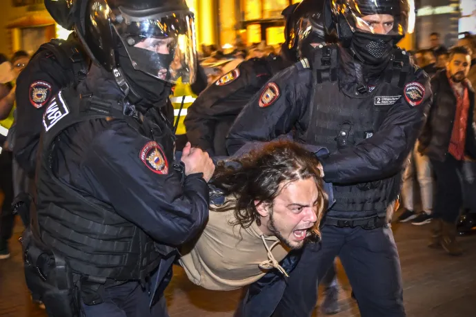 Egy háborúellenes tüntetőt fogtak le rendőrök Moszkvában – Fotó: Alexander Nemenov / AFP
