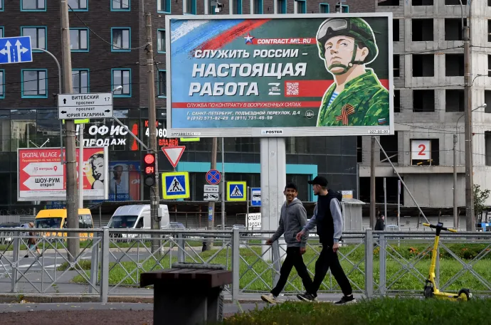 A szerződéses katonai szolgálatot népszerűsítő plakát Szentpéterváron Oroszország szolgálata igazi munka felirattal – Fotó: Olga Maltseva / AFP