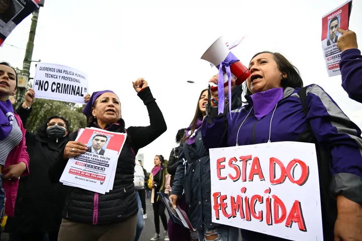 Bernal rokonai és nőjogi szervezetek tüntetnek a fővárosban, Quitoban 2022. szeptember 21-én Fotó: Rodrigo Buendia / AFP