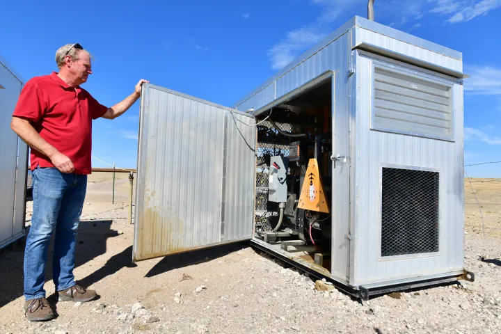Egy kriptobányász adatközpontot ellátó gázüzemű áramfejlesztő egy gázmező felett Coloradóban. Az adatközpontot azért telepítették közvetlenül a gázmezőre, mivel így olcsón ki tudják elégíteni nagy energiaigényét – Fotó: Hyoung Chang / The Denver Post / Getty Images