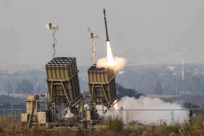 A Vaskupola elfogó rakétát lő ki, amikor Gázából rakétákat lőnek ki Izrael felé – Fotó: Ilia Yefimovich / Getty Images