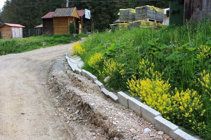 A tó irányából a mosdók felé vezető út – Fotó: Kádár Kata / Transtelex