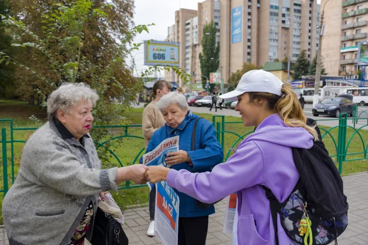 A szakadár luhanszki regionális választási bizottság önkéntese népszavazásról szóló röplapokat osztogat a lakosoknak Luhanszkban 2022. szeptember 22-én – Fotó: AP / MTI
