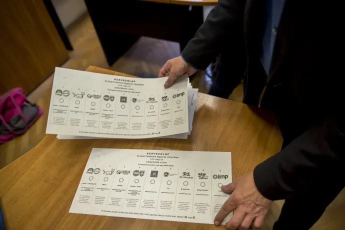 A szavazatszámláló bizottság tagjai a fel nem használt szavazólapokat számolják a szavazóhelyiség bezárása után a pécsi, Kossuth téri polgármesteri hivatalban kialakított szavazóhelyiségben, az EP-választás napján, 2019. május 26-án – Fotó: Sóki Tamás / MTI