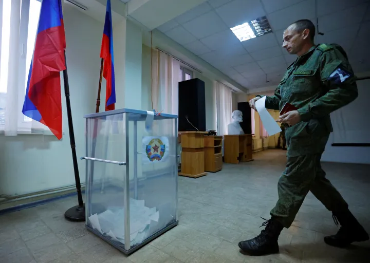 Az önhatalmúlag kikiáltott Luhanszki Népköztársaság (LPR) egyik katonája szavaz – Fotó: Alexander Ermochenko / Reuters