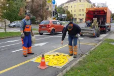 Tényleg halálos a Karolina úti bringasáv? Lemértük!