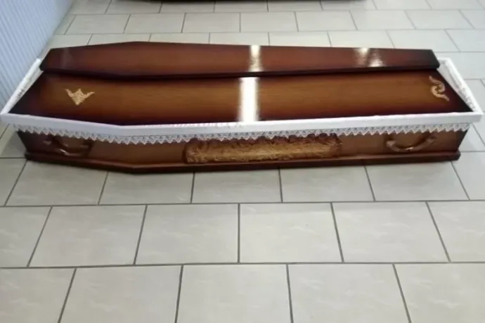 Morbid árverés a NAV-nál: defibrillátorra, urnára és koporsóra is lehet licitálni