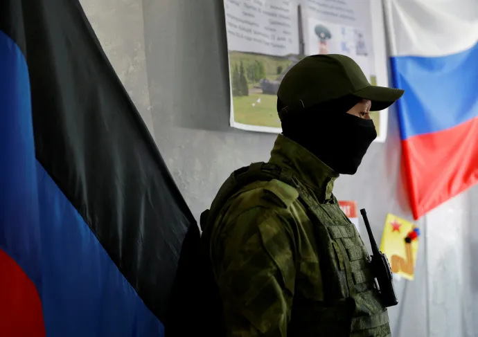 Az önhatalmúlag kikiáltott Donyecki Népköztársaság egyik katonája őrködik egy szavazóhelyiségnél Donyeckben – Fotó: Alexander Ermochenko