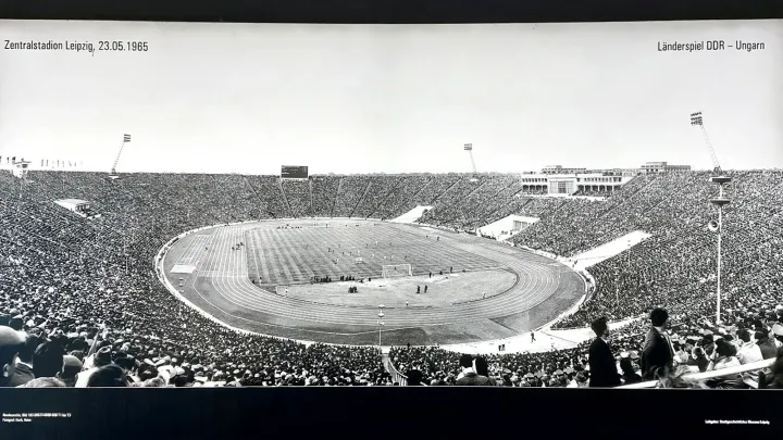A régi lipcsei stadion képe egy magyarok elleni válogatott meccsen a stadion bejáratánál – Fotó: Ághassi Attila