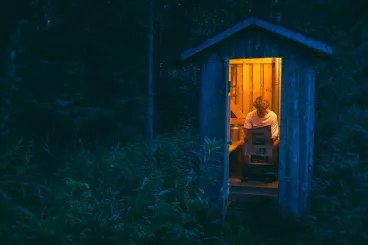 Mi a fenének üldögélnek egyes férfiak olyan sokáig a WC-n?