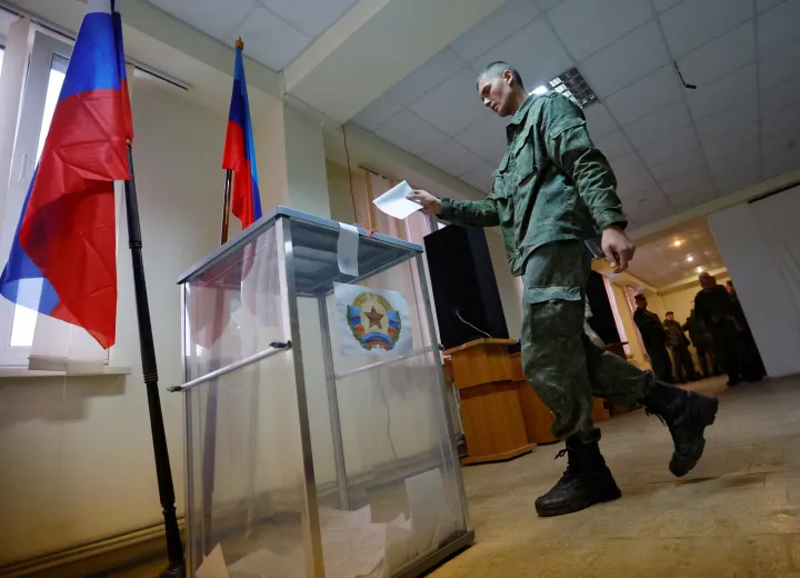 Az önhatalmúlag kikiáltott Luhanszki Népköztársaság (LPR) egyik katonája szavaz az LPR Oroszországhoz való csatlakozásáról szóló népszavazáson, 2022. szeptember 23 – Fotó: Alexander Ermochenko / Reuters