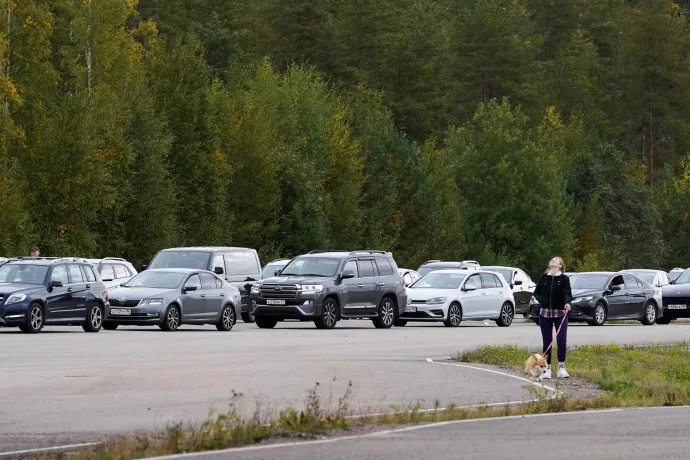 Autók állnak sorban, hogy beléphessenek Finnországba Oroszországból, Vaalimaaban, mintegy háromórányi autóútra Szentpétervártól, 2022. szeptember 23-án – Fotó: Janis Laizans / Reuters