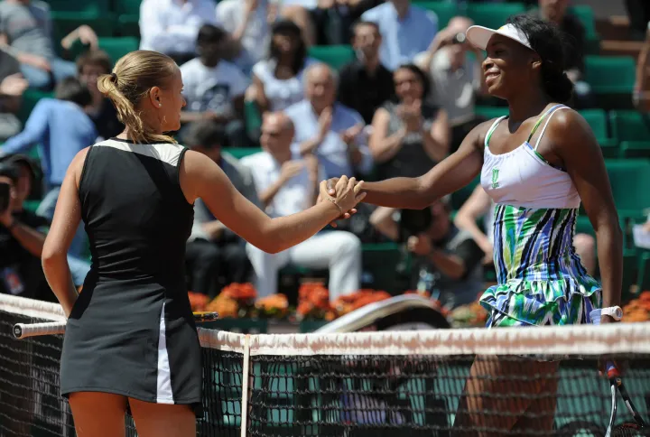 Venus Williams gratulál Szávaynak – Fotó: Lionel Bonaventure / AFP
