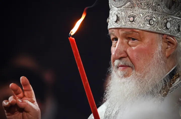 Kirill orosz ortodox pátriárka szolgál egy ortodox húsvéti istentiszteleten 2022. április 23-án késő este Moszkvában. Fotó: Alexander NEMENOV / AFP