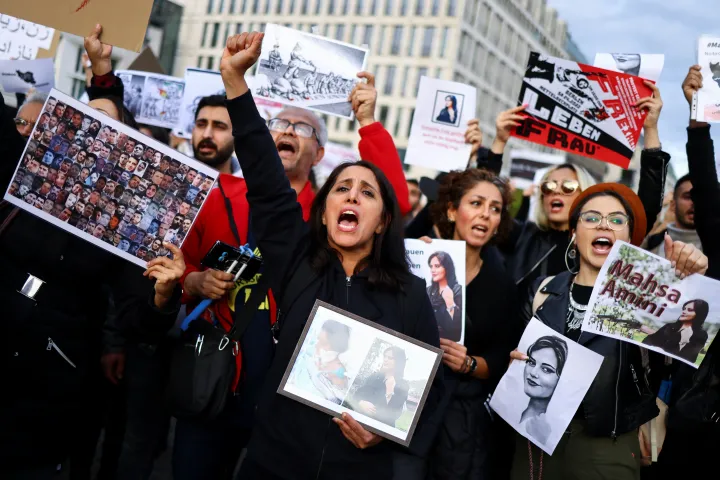 Tüntetés Berlinben 2022. szeptember 23-án. Európa számos nagyvárosában szerveztek kiállást Mahsza Amini halálával kapcsolatban – Fotó: Christian Mang / Reuters