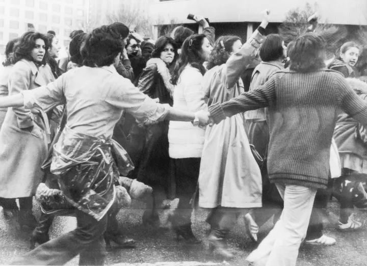 Fiatal férfiak által védett, a lefátyolozás ellen tüntetők vonulnak Teherán központjában 1979. március 10-én, Khomeini ajatollah iszlám köztársaságában, a nők jogaiért szervezett tüntetések harmadik napján – Fotó: Bettmann / Getty Images