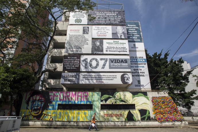Pablo Escobar egykori főhadiszállása Medellínben. Az épületet lerombolása előtt, 2018-ban Escobar áldozatainak képeivel tapétázták ki, és később a helyére épült park is a drogháborúban megölt embereknek állít emléket. (JOAQUIN SARMIENTO / AFP)