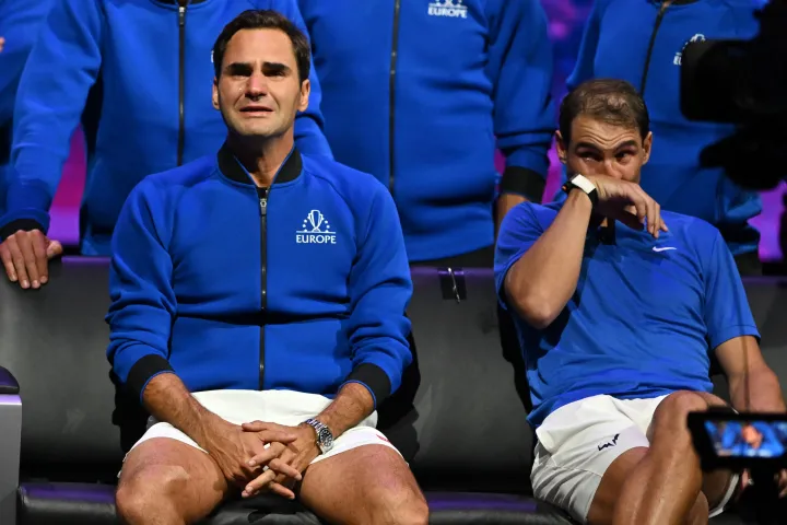 Federer és Nadal meghatódva a svájci búcsúmeccse után – Fotó: Glyn Kirk / AFP
