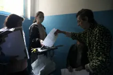 Házról házra járva gyűjtik be a fegyveres orosz katonák a szavazatokat a megszállt területek álnépszavazásain