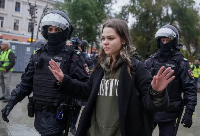 Az orosz rendőrség tinédzsereket is letartóztatott a szombati tüntetéseken – Fotó: Reuters 