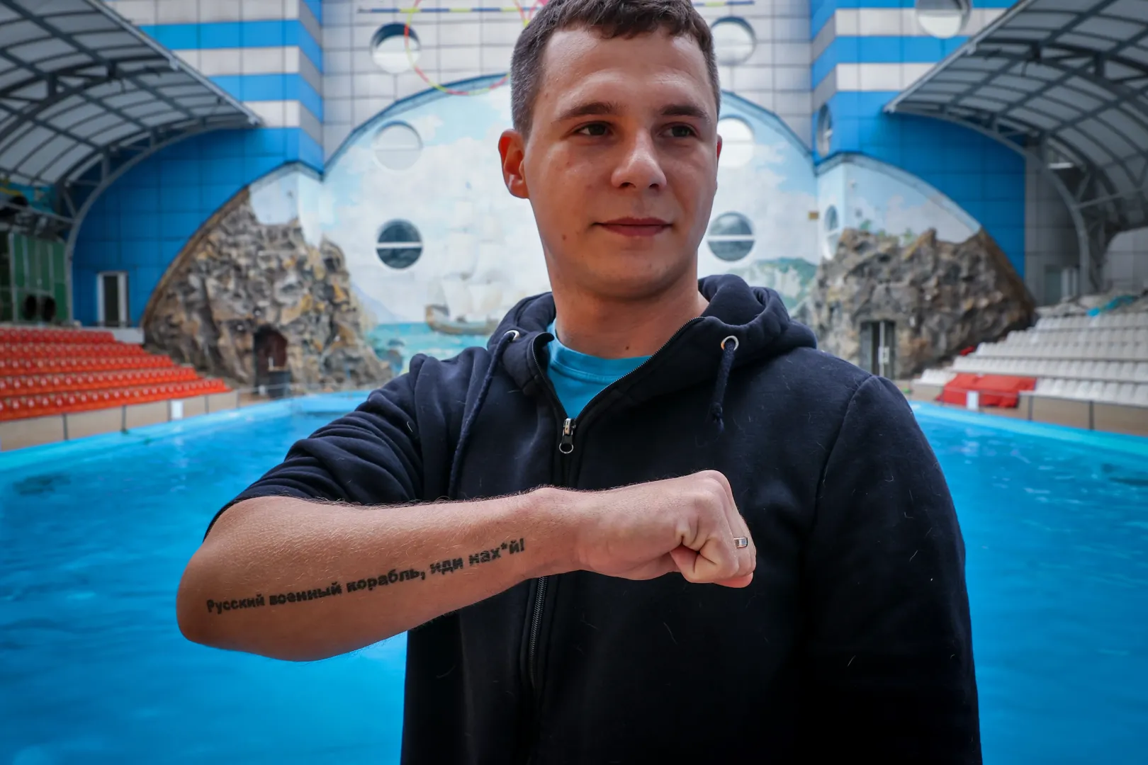 A delfinárium óvóhelyként használt pincéjében kérte tetoválását az orosz anyanyelvű Vlagyiszlav, ezzel üzenve a támadó Oroszországnak – Fotó: Huszti István / Telex
