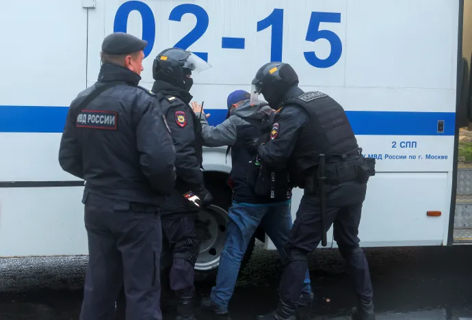 Moszkvai rendőrök őrizetbe vettek egy tüntetőt – Fotó: Reuters 