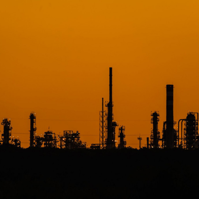 A kormány lubickol a Lukoil-ügyben, de közben a megoldás is körvonalazódik