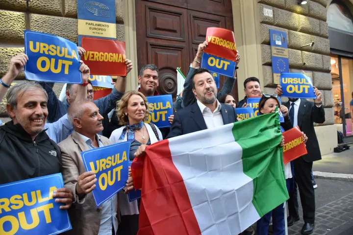 Salvini tüntet az Európai Bizottság római képviselete előtt 2022. szeptember 23-án – Fotó: Baris Seckin / Anadolu Agency / Anadolu Agency via AFP