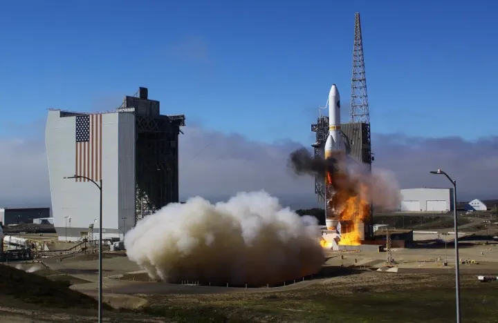 A NROL-91 kémműholdat hordozó Delta 4 Heavy rakéta elindítása a kaliforniai Vandenberg Űrkutatási Bázisról. Fotó: Matt Hartman/AFP