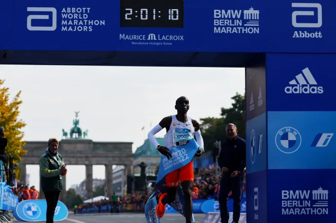 Eliud Kipchoge megdöntötte a maratonfutás világcsúcsát, még közelebb került a két órához