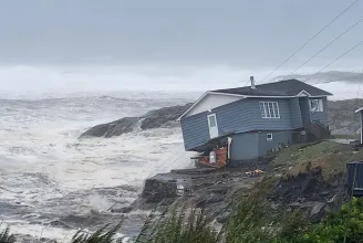 Házakat sodort a tengerbe a Kanadát ostromló Fiona vihar