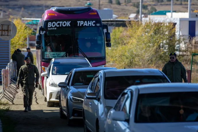 A mongol-orosz határon tömött sorok vannak vasárnap – Fotó: Byambasuren Byamba-ochir / AFP