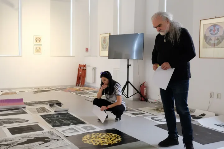 Baász Imre és a korábban fődíjas Mettrai Pongchomporn kiállításaival kezdődik a 7. Székelyföldi Grafikai Biennálé