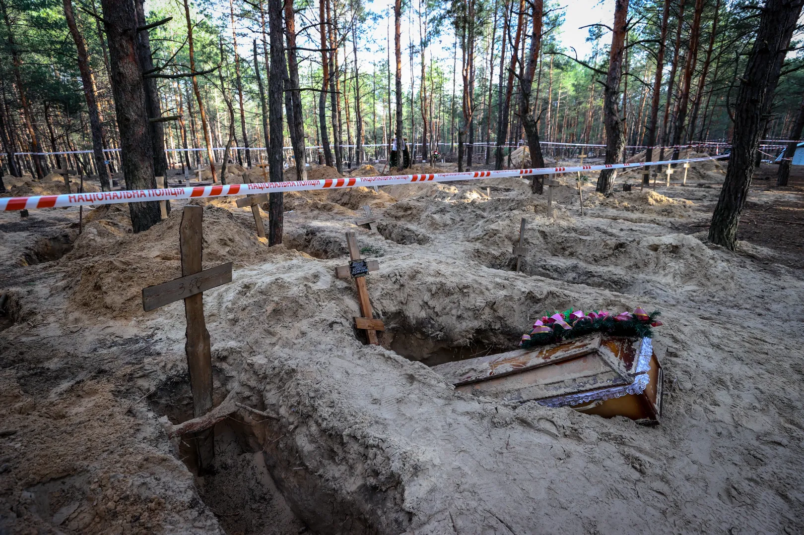 Az orosz megszállás hónapjai alatt fenntartott rögtönzött temető, amely több mint négyszáz azonosítatlan holttestet is rejtett – Fotó: Huszti István / Telex