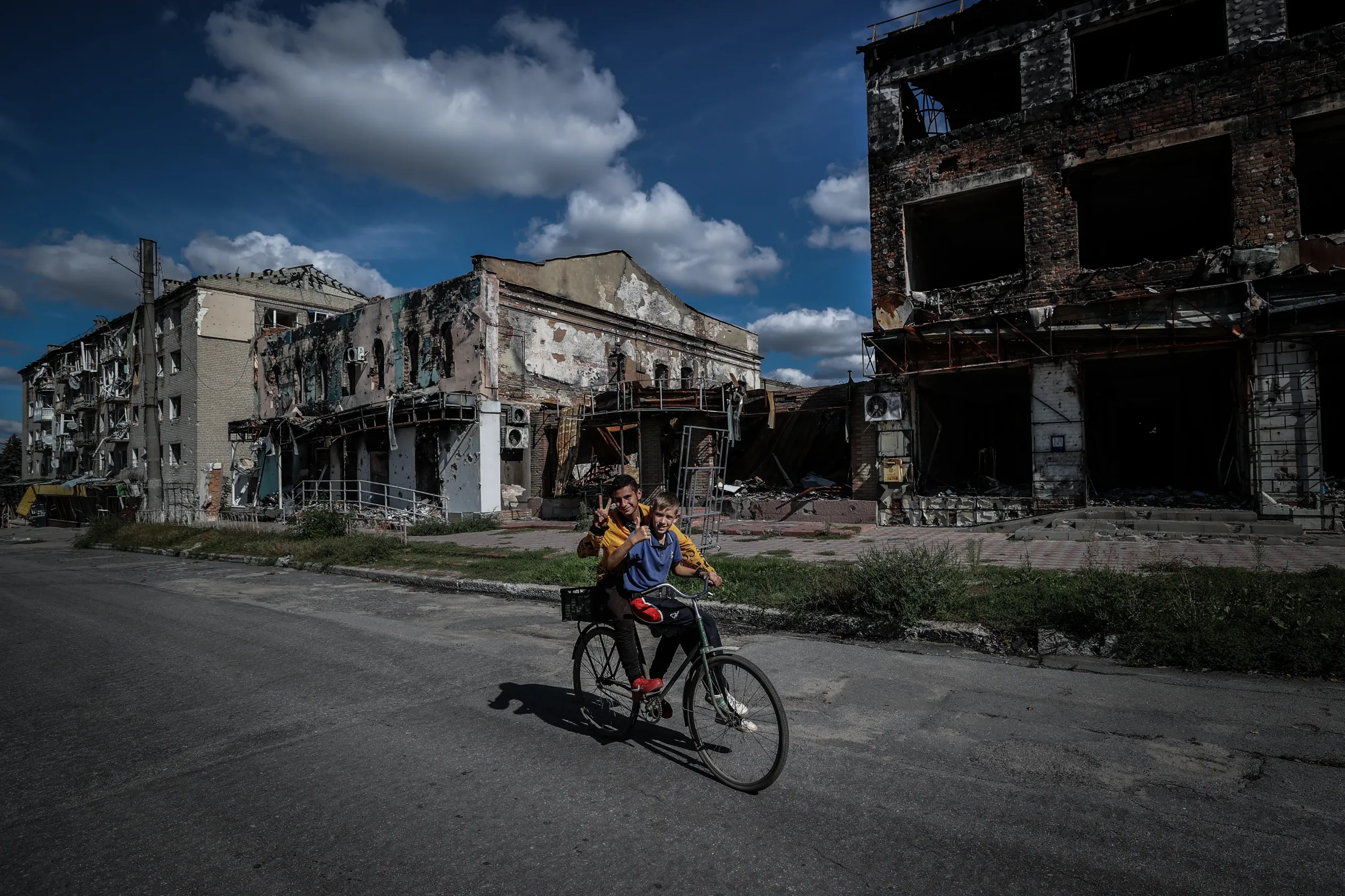 Izjum főutcája. Az egykor 47 ezres városban az épületek nagy része súlyosan megrongálódott, de megszűnt a gáz-, a villany- és a vízellátás is – Fotó: Huszti István / Telex