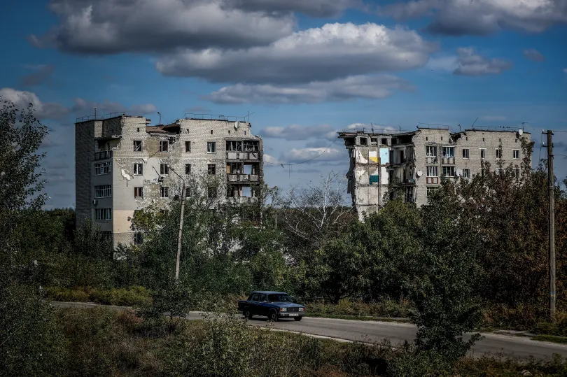 Megsemmisült lakótelep és egy nem egészen megsemmisült gyaloghíd Izjumban – Fotó: Huszti István / Telex