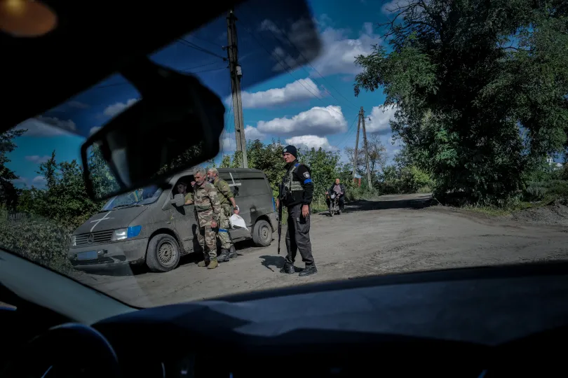 Az ukrán ellentámadás idején megsemmisült híd a Sziverszkij Donyecen át. Ezt most egy pontonhíd pótolja, amelyet katonák őriznek – Fotó: Huszti István / Telex