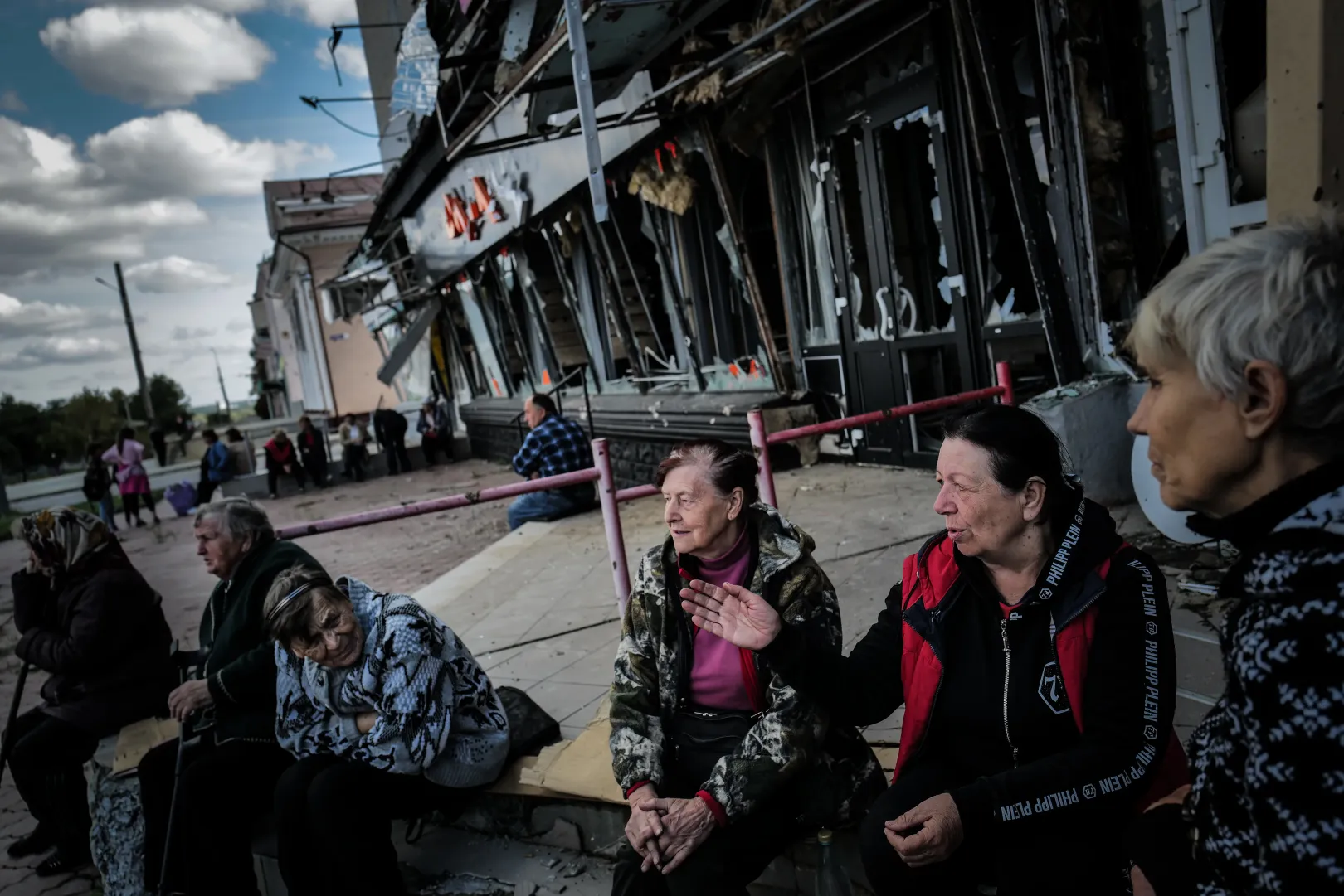 A nélkülözés nem szűnt meg az orosz megszállás végével. Asszonyok várják a segélycsomagot Izjum főterén – Fotó: Huszti István / Telex
