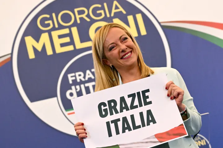 Meloni a győzelmi beszéde után egy "Köszönjük, Olaszország" felirattal a kezében – Fotó: Andreas Solaro / AFP
