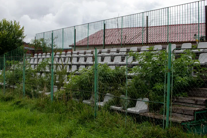 A tervezett sportlétesítmény területe és az elhanyagolt lelátó, közvetlenül mellette – Fotó: Tőkés Hunor / Transtelex