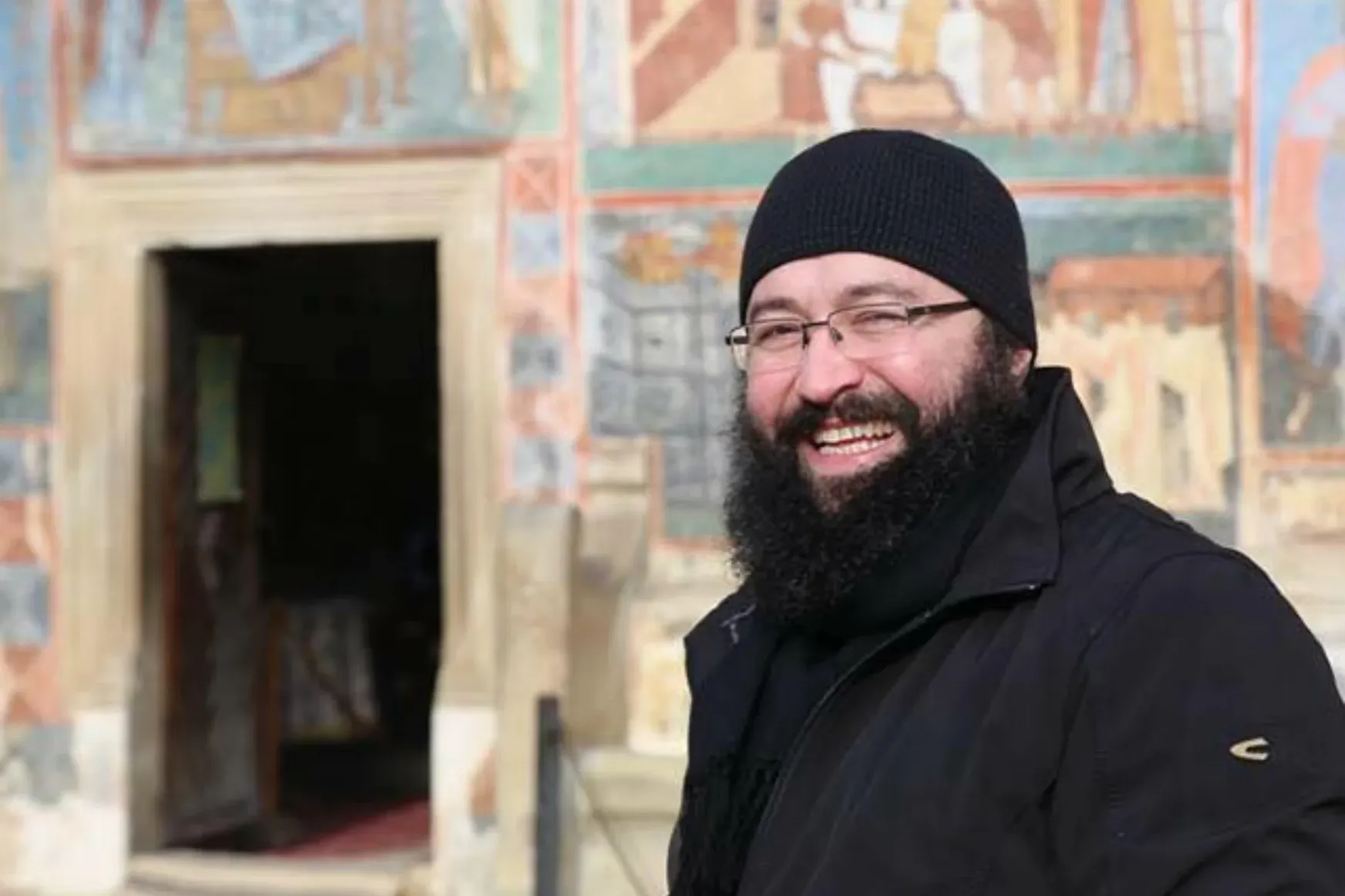 Szexuális erőszakkal vádolják az ortodox egyház médiasztárját, Visarion Alexát 60 napra hatósági felügyelet alá helyezték